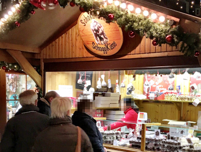 Das Schokohüsli mit Standplatz direkt gegenüber des Glockenspiels auf dem Marktplatz Goslar