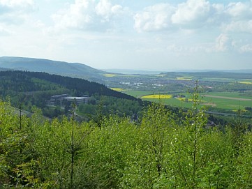 Blick vom Nordberg Richtung Westen, im Vordergrund das Gebäude der Harzwasserwerke, dahinter Langelsheim.